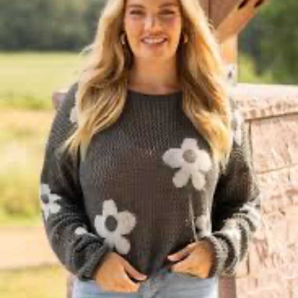 ADORA dark gray loose knit cropped sweater with light gray flowers - Picture 2 of 7